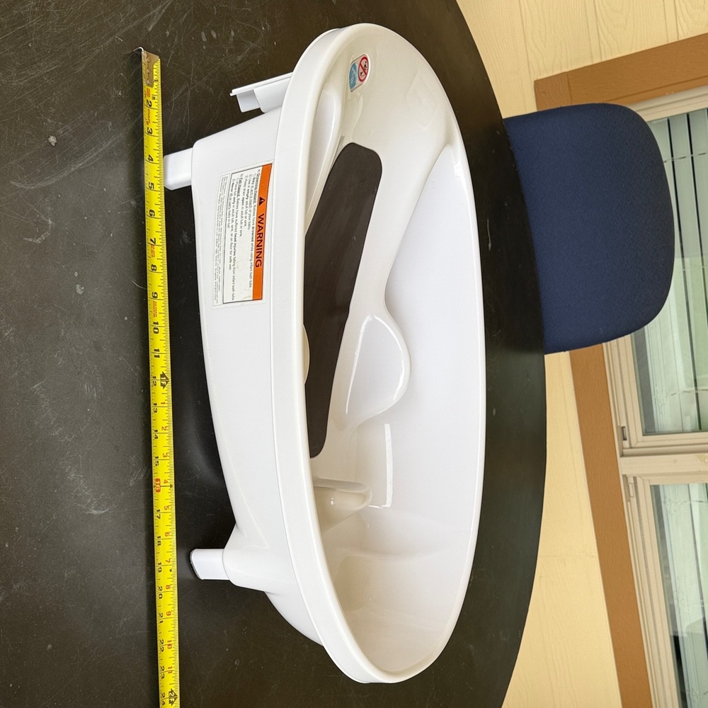 White Baby Bathtub with Non-Slip Seat